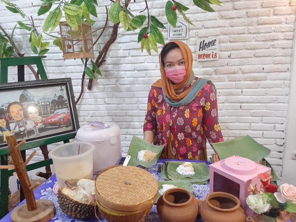 JUALAN ONLINE: Meski jualan online namun Wahyu dan Rini Kusuma, istrinya tetap memajang dagangannya. Foto: Wahyu Darmawan for HMP.