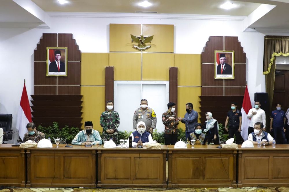 pertemuan Gubernur Khofifah dan Tri Risma Walikota Surabaya di gedung Grahadi Surabaya, Minggu ( 19/4). (foto:gun/hmp)