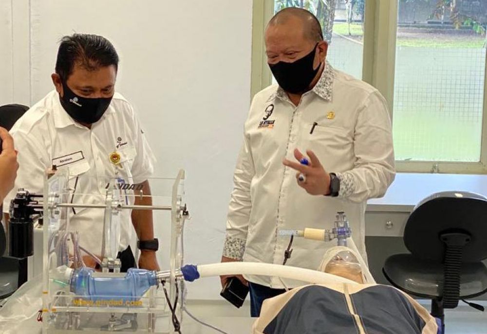 SEGERA: Dirut PT Pindad Persero Abraham Mose menjelaskan cara pengoperasian ventilator made in Pindad kepada Ketua DPD RI AA LaNyalla Mahmud Mattalitti di kantor pusat Pindad di Bandung, Senin (20/4/)