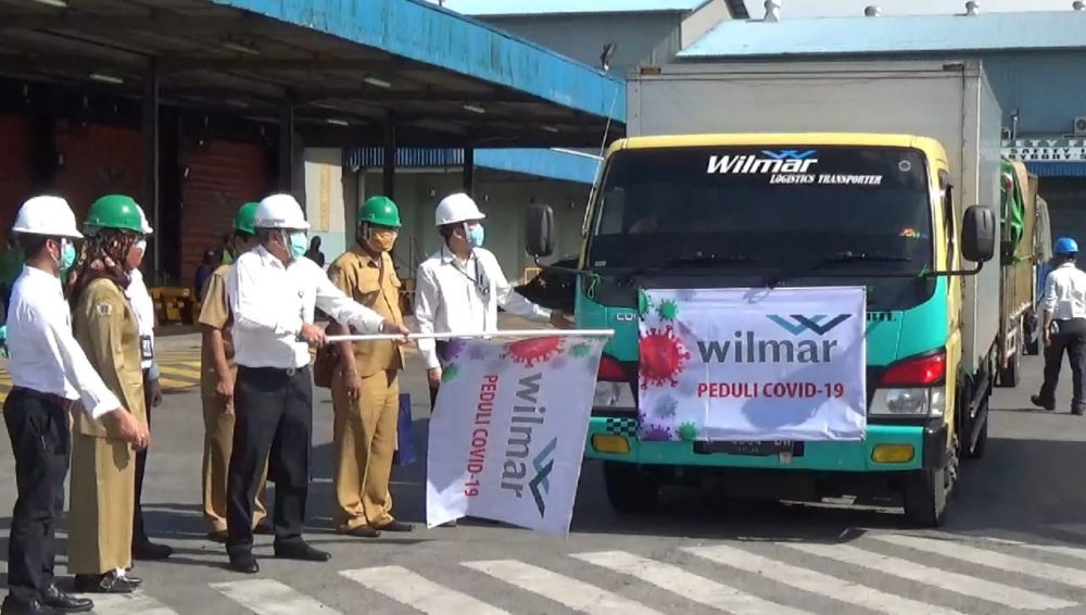 Jajaran pimpinan PT Wilmar Indonesia melepas bantuan masyarakat terdampak covid-19. ( foto : yar /hmp) 