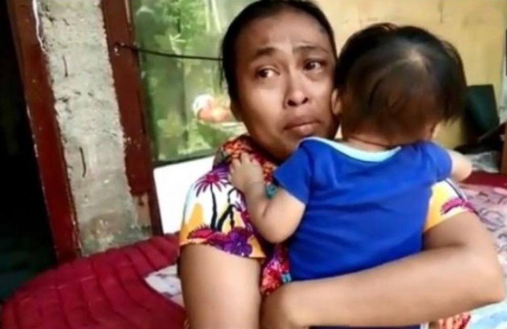Yuli Nur Amelia warga Kelurahan lontar baru , kota serang saat menggendong anaknya semasa masih hidup. ( foto : red/Tangerangnews)