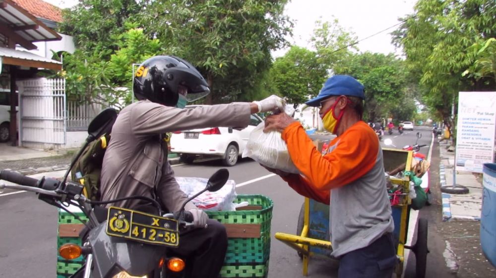 Jajaran Polres Bojonegoro memberikan bantuan sembako kepada Wagimo (50) tukang becak. ( foto: yat/hmp)