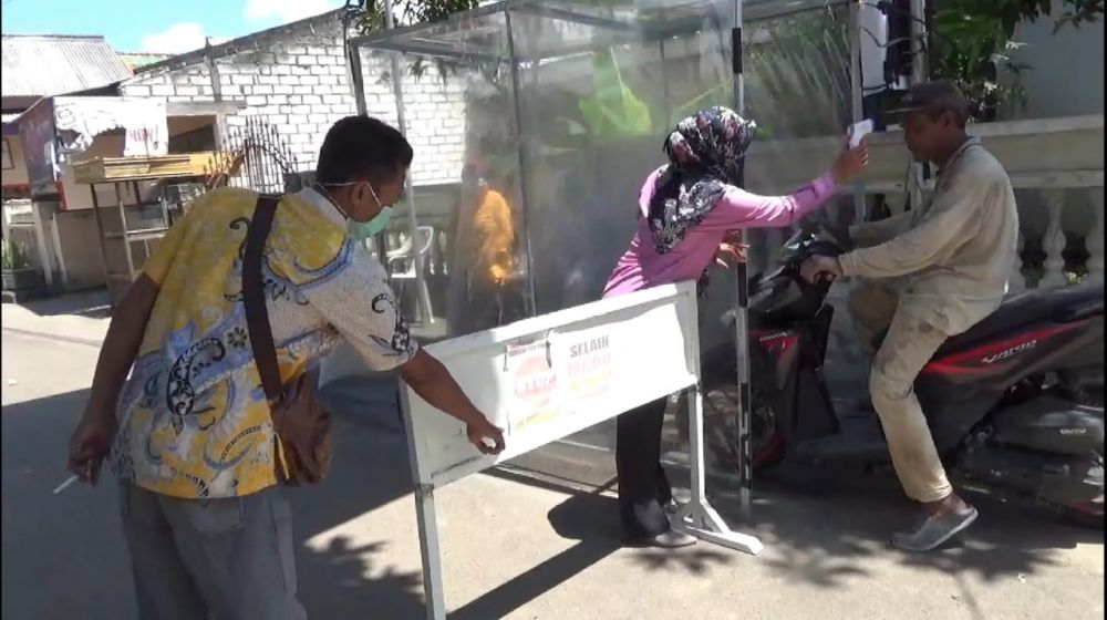 Bilik disinfektan di gapuro masuk Desa Mojopuro Wetan, Bungah, Gresik. (foto: yar/hmp)