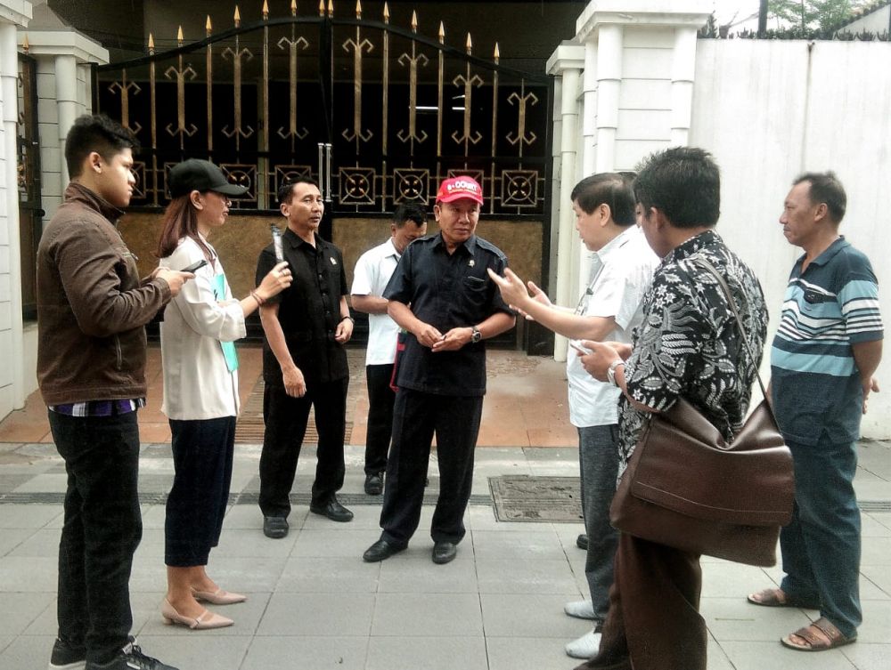 Keluarga Nyoto Gunarto lega setelah PN Surabaya menolak gugatan Nyoto Gunawan. ( foto : ton/hmp)