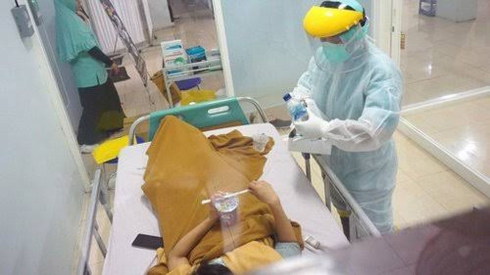Petugas saat memberikan perawatan terhadap penderita Covid-19 di sebuah rumah sakit. ( foto : gun/hmp)