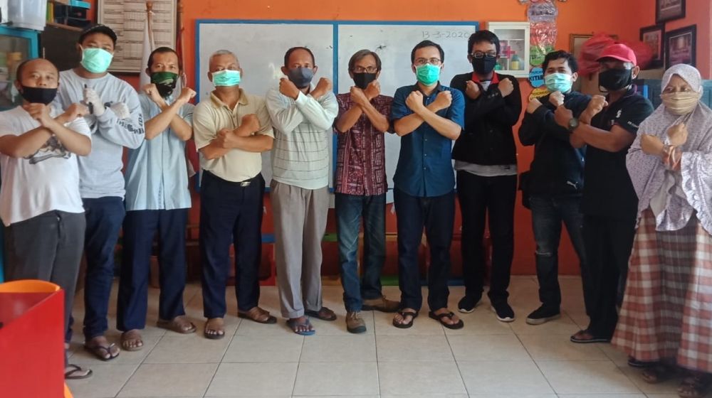 Pertemuan klarifikasi antara MSH dengan harianmerahputih.id yang disaksikan pengurus RW 12 Kel. Manyar Sabrangan. ( foto: gun/HMP)