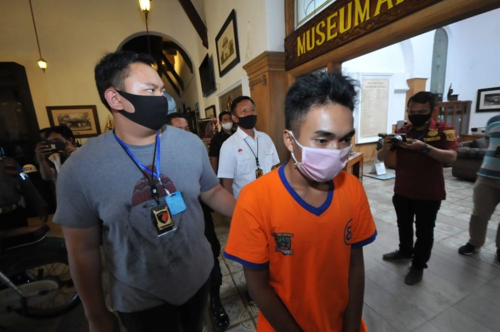 Tersangka Junaidi Abdilah (20) saat ditangkap di Mapolrestabes Surabaya. ( foto : jim/hmp)