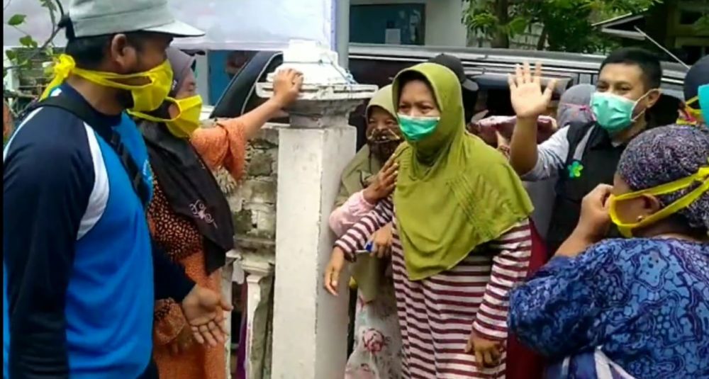 Muhibbah pasien sembuh covid-19 pulang ke rumah disambut tangis dan sholawat. ( foto : yar/hmp)