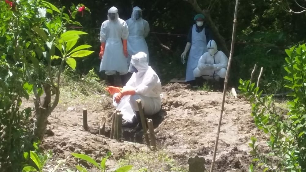 Saat pemakaman satu pasien PDP  di makam Desa Sukorejo. ( foto: yat/hmp)