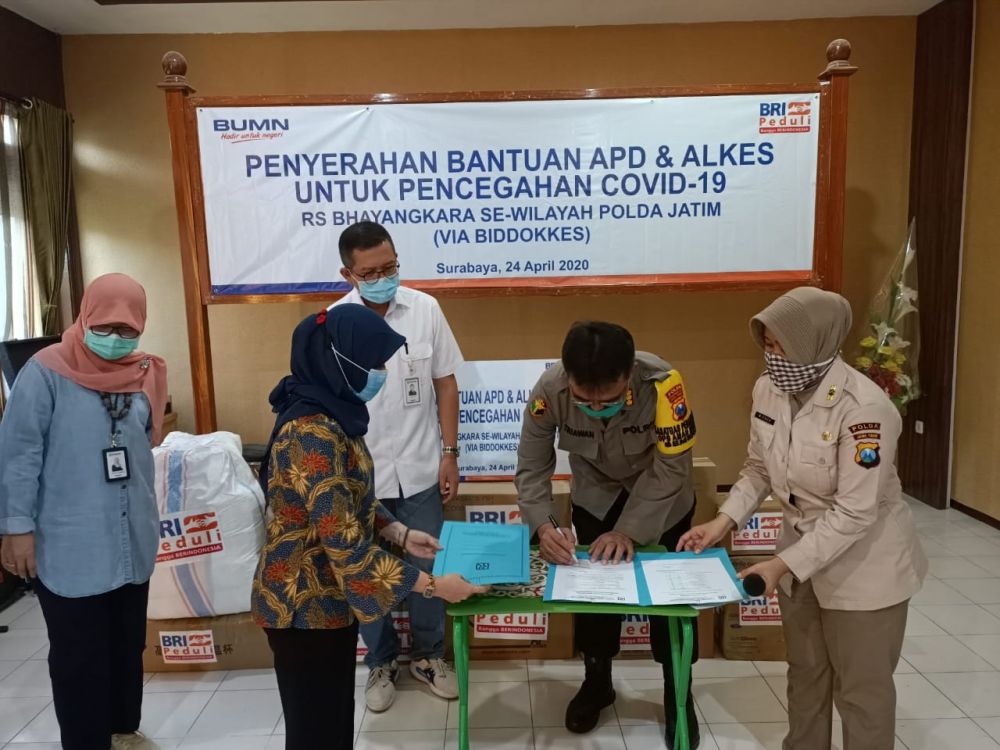 Kabiddokkes Polda Jatim Kombes Pol Triawan M menerima bantuan  APD dari Bank BRI. ( foto : Ris/hmp)