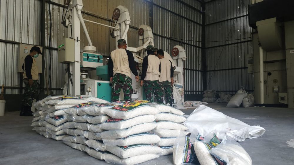 Anggota Kodim 0813 Bojonegoro siaokan 2 ton beras. ( foto : yat/hmp)