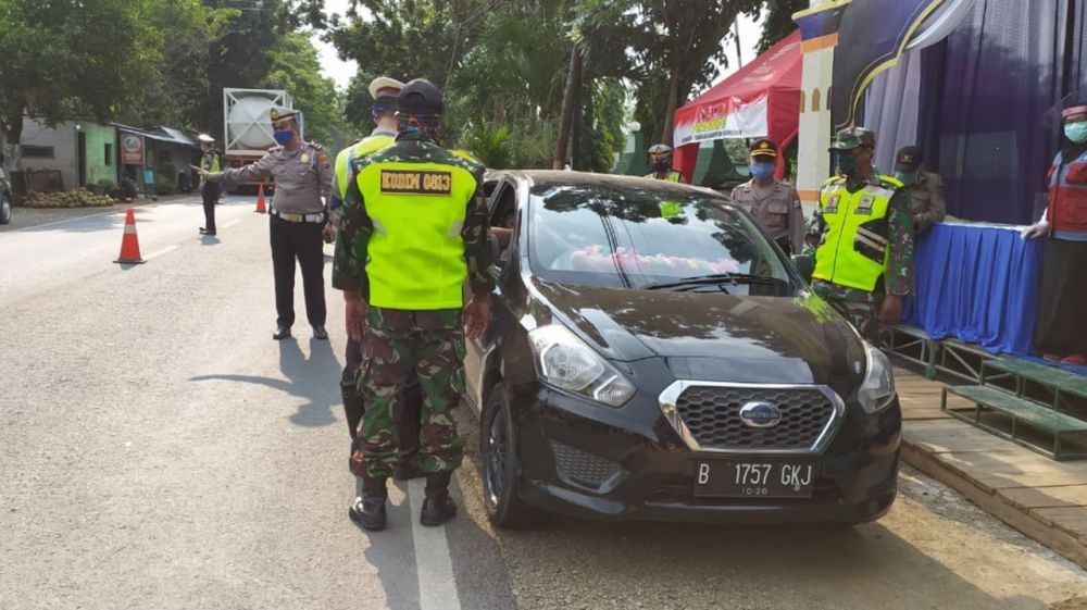 Pemeriksaan yang dilakukan petugas terhadap mobil pendatang disalah titik penyekat. ( foto: yat/hmp)