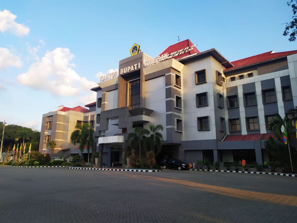 Kantor Bupati Gresik yang juga sebagai posko satgas Covid-19. ( foto : yar/hmp)
