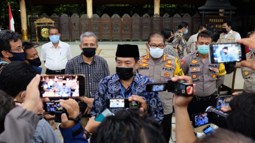 Wakil Bupati Sidoarjo bersama Kapolresta Sidoarjo saat memberikan keterangan kepada awak media di Pendopo. ( foto; bil/hmp)