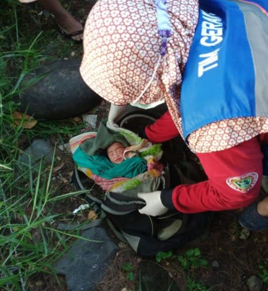 Bayi perempuan yang dibuang dalam tas rangsel ditemukan oleh petugas. ( foto : jim/hmp)