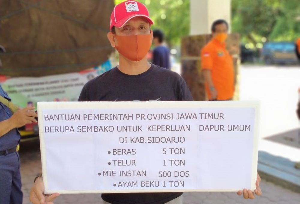 Pemprov Jatim berikan bantuan sembako untuk dapur umum Sidoarjo. ( foto : bil/hmp)