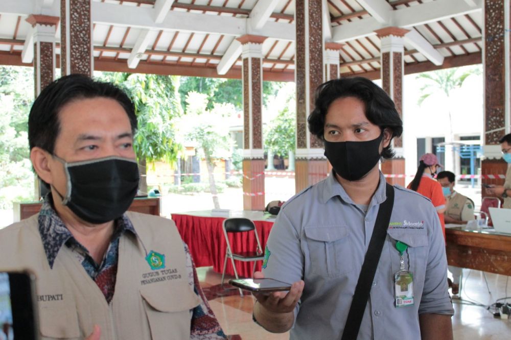 Wakil Bupati Sidoarjo Nur Ahmad Syaiffudin saat memberikan keterangan di Pendopo, pada Selasa (28/4). ( foto : Bil/hmp)