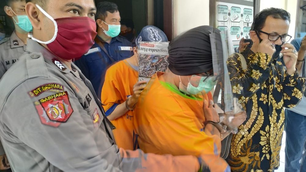 Beberapa tersangka dibawa petugas menuju ke Kejati Jatim. ( foto : ris/hmp)
