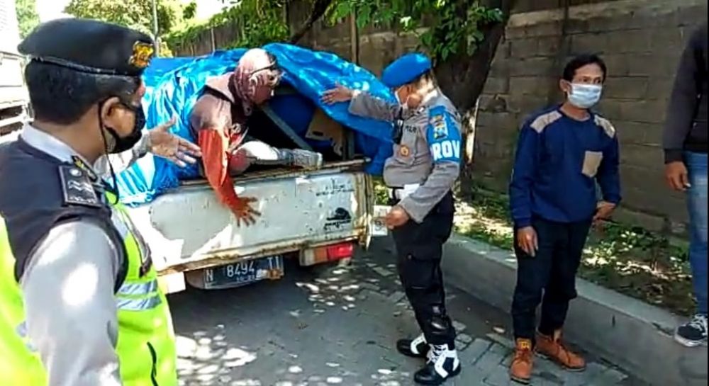Empat pemuda dalam Pick Up menerobos wilayah surabaya dan saat terciduk petugas. ( foto : jim/hmp) 