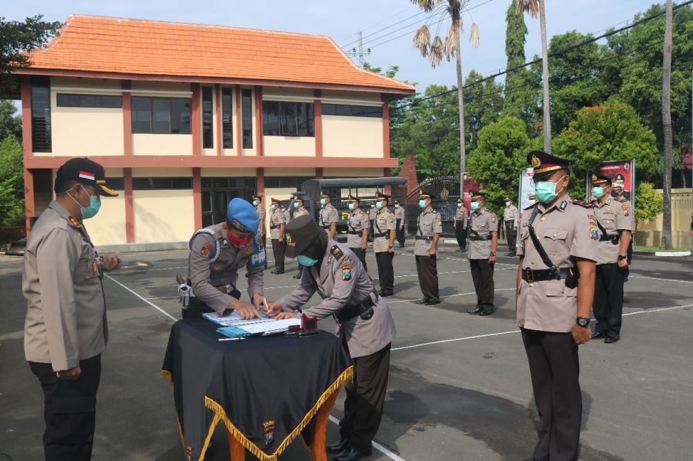Upacara sertijab dipimpin langsung oleh Kapolres Bojonegoro AKBP M Budi Hendrawan, SIK,MH. ( foto: yat /hmp)