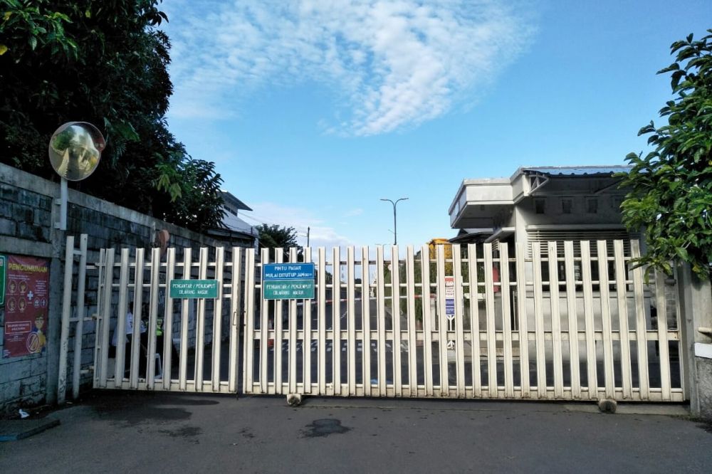 PT. HM Sampoerna Tbk di kawasan Rungkut Surabaya di tutup. ( foto : Zul/hmp)