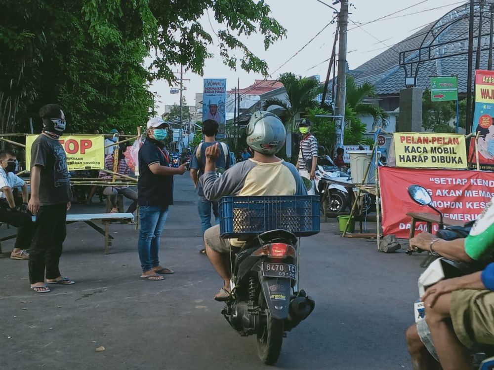 Salah satu kawasan Wisma Sarinade warga menutup buka pintu masuk perumahan. ( foto:bil/hmp)
