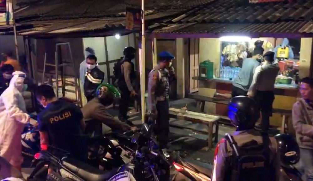 Langgar Jam Malam, Pengunjung dan Pemilik Warkop Digiring ke Polres Gresik. (foto : yar/hmp)