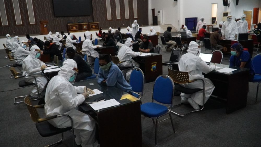 Beberapa orang yang terkena razia skala besar saat di Rapid Tes di Polrestabes Surabaya. ( foto: jim/hmp)