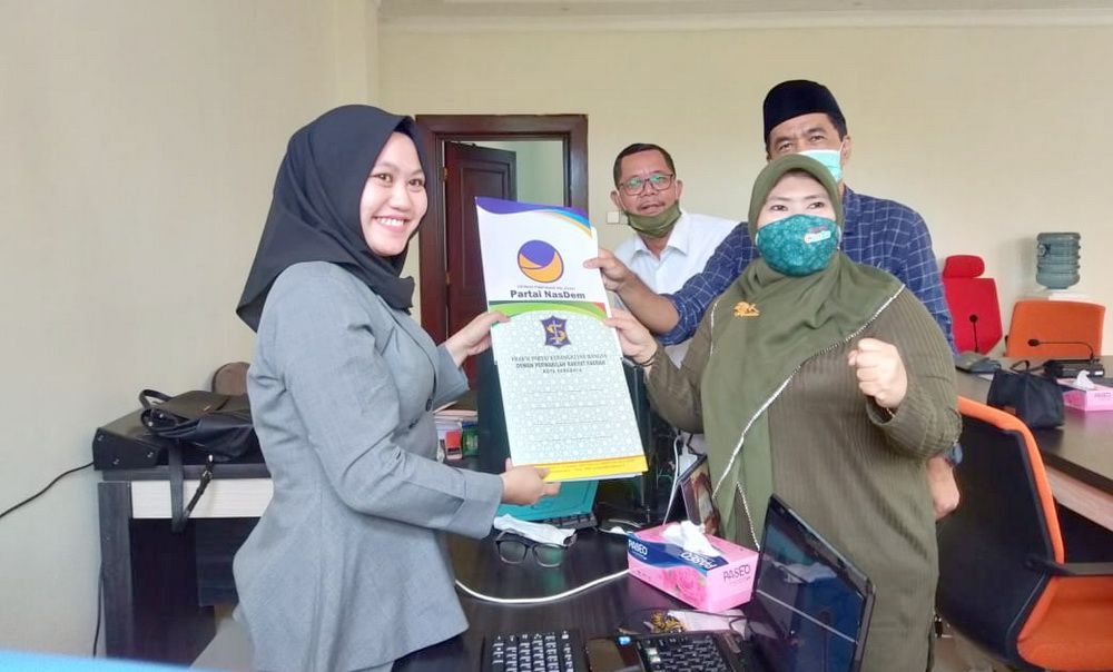 Imam Syafi’i Sekretaris Fraksi Demokrat – NasDem DPRD, Bendahara Fraksi PKB, Camelia Habiba saat memberikan surat kepada sekretaris BK . ( foto: gun/hmp)