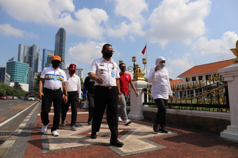 Gubernur Khofifah jalan pagi keliling halaman Grahadi (Foto: Humas)