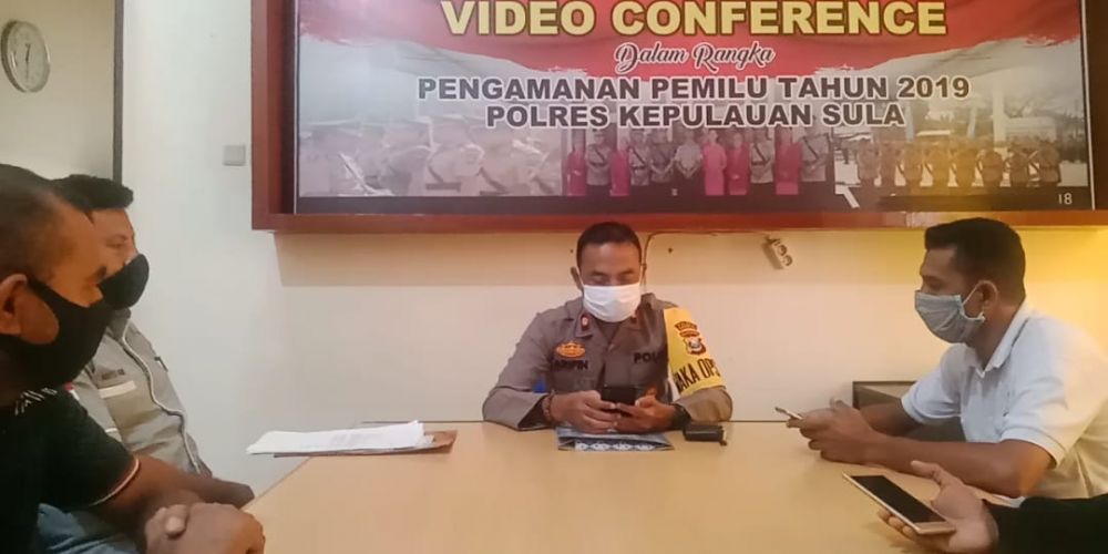 Wakapolres Kepulauan Sula Kompol Arifin La Ode Buri, dalam konferensi pers, Sabtu (9/5) siang. (FOTO: HMP/cho)

