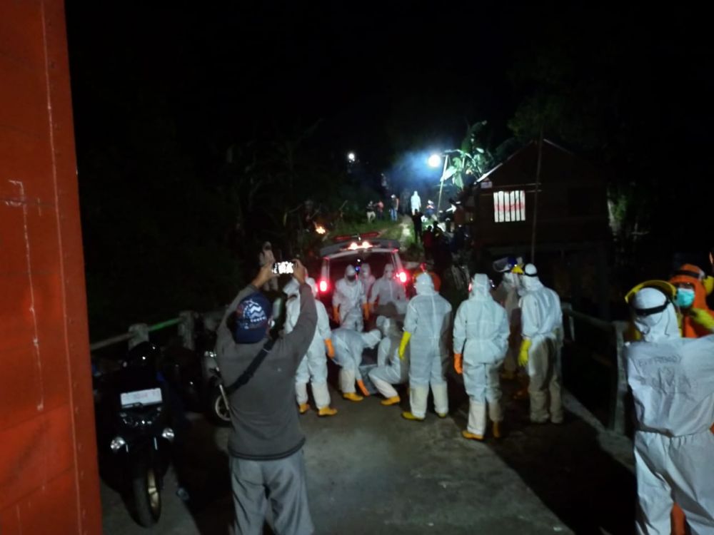 Proses pemakaman PDP corona yang meninggal di RSUD Chasan Bosoeirie Ternate, Provinsi Maluku Utara, Rabu (13/5/). (FOTO: HMP/CHO)

