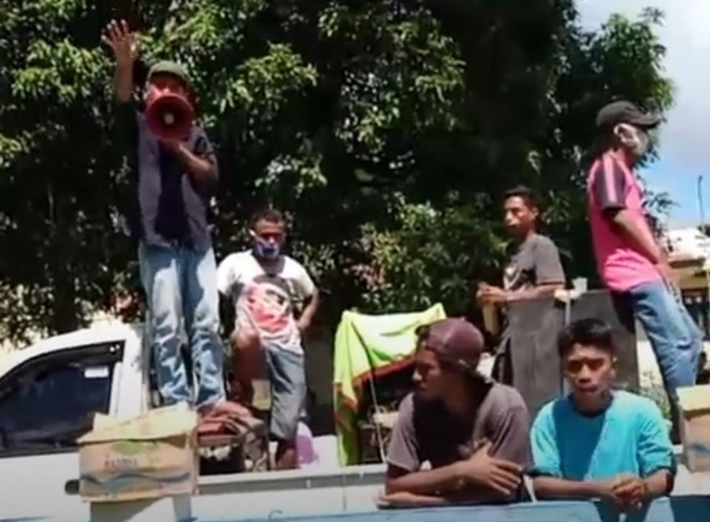 Puluhan warga dan mahasiswa Desa Waiboga menggelar aksi unjuk rasa di depan kantor Desa Waiboga, Kecamatan Sulabesi Tengah, Kabupaten Kepulauan Sula (Kepsul), Kamis (28/5). 