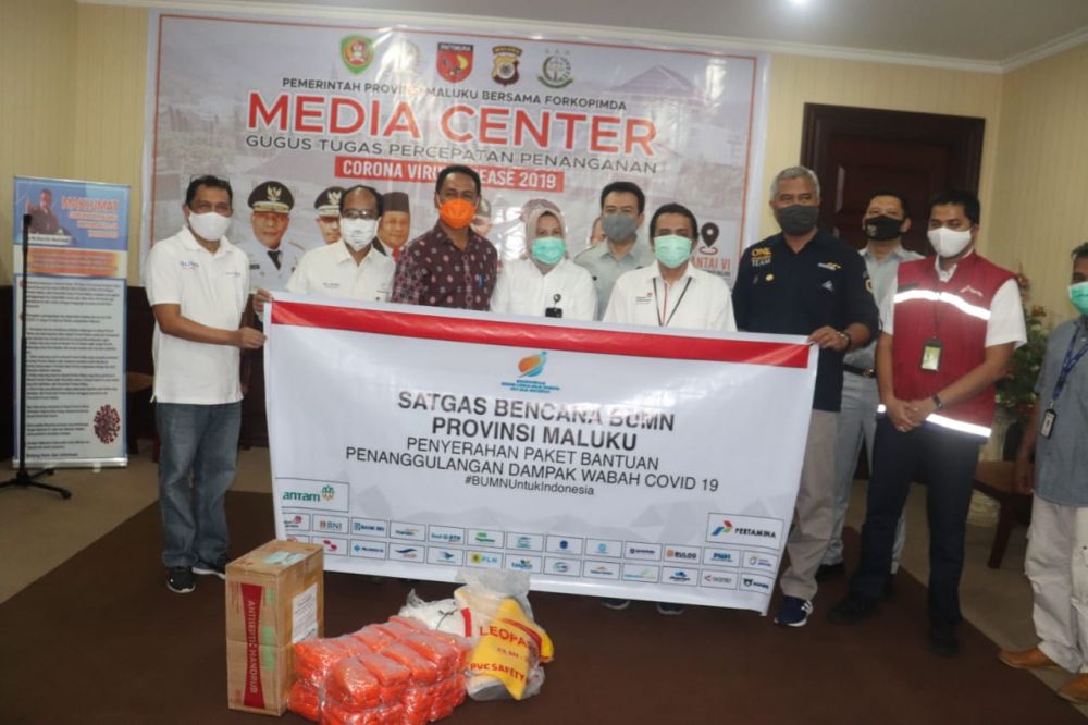 Penyaluran bantuan diserahkan secara simbolis kepada Sekretaris Gugus Tugas Percepatan dan Pengendalian Covid-19 Provinsi Maluku, Hendry Far-Far, di Sekretariat Gustu, lantai 6 Kantor Gubernur Maluku, Sabtu (30/5). (FOTO: HMP/BOY) 