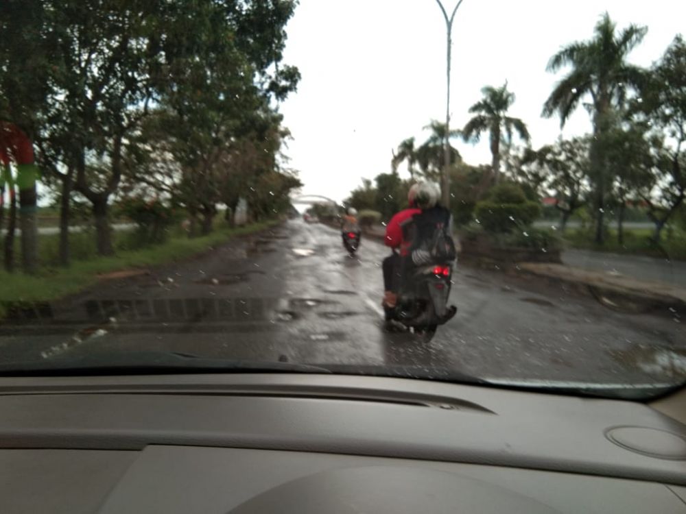Warga mengeluhkan kondisi jalan nasional Lamongan-Gresik yang mengalami kerusakan di sejumlah titik.