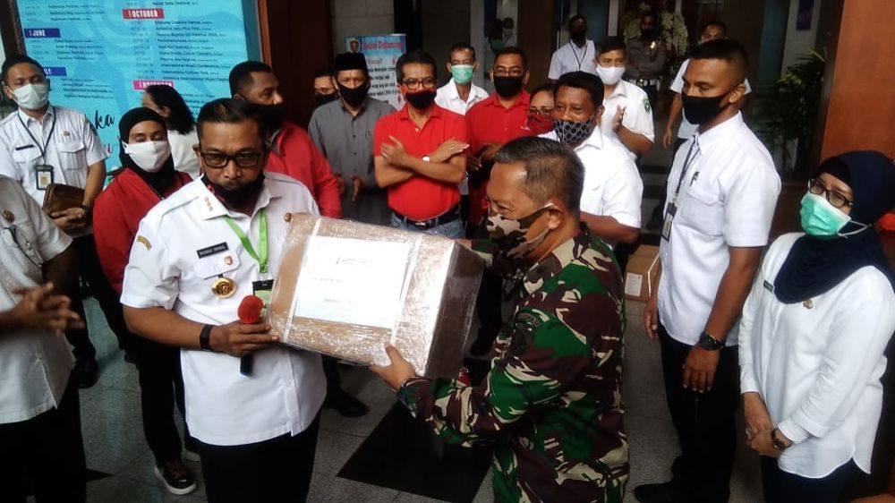 Ketua DPD PDIP Maluku Murad Ismail memberikan bantuan 3 buah ventilator portable ķepada Gustu Provinsi Maluku. (FOTO: HMP/BOY)