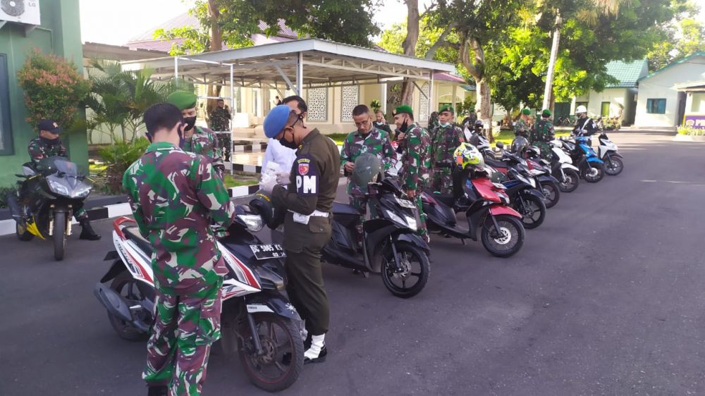 Detasemen Polisi Militer XVI/1 Ternate bersama Sintel Korem 152/Babullah melaksanakan pemeriksaan kendaraan pribadi milik personel Korem 152/Babullah. (FOTO: HMP/CHO)