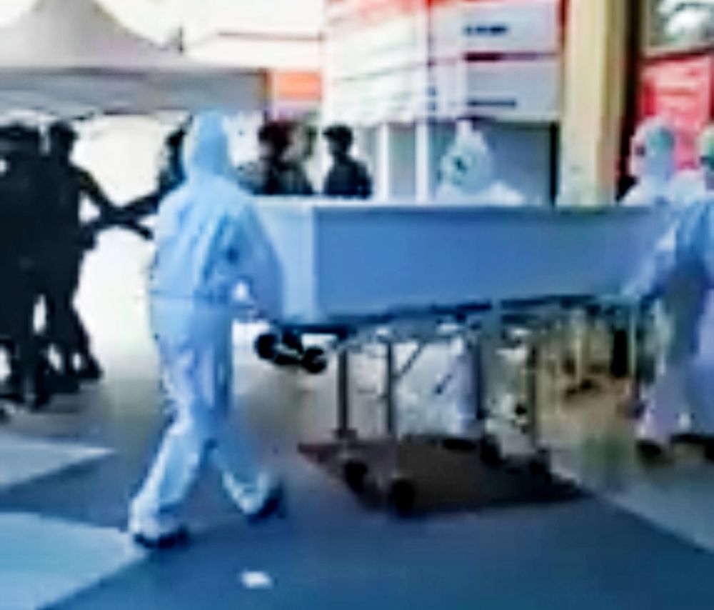 Petugas medis membawa jenazah untuk diantar ke mobil ambulan. (FOTO: HMP/tangkapan layar Youtube)