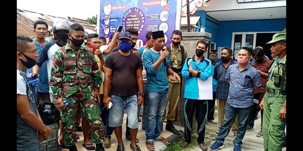 Puluhan  Pemuda Desa Mangon, Kecamatan Sanana,  Kabupaten Kepulauan Sula (Kepsul) Provinsi Maluku Utara (Malut)  melakukan aksi di depan kantor Desa Mangon, Kamis (4/6).