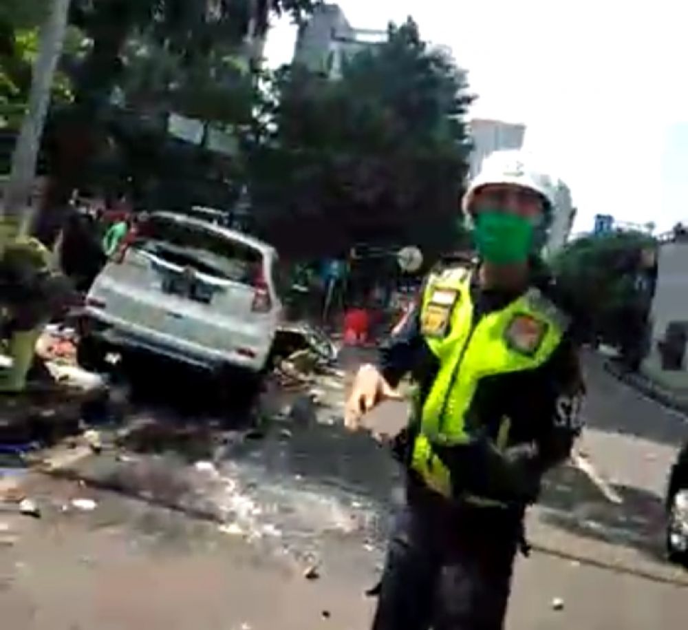 mobil Honda CRV menabrak tiga orang PKL dan seorang pengendara sepeda motor di Jalan Casablanca, Tebet, Jakarta Selatan, Rabu (3/6).