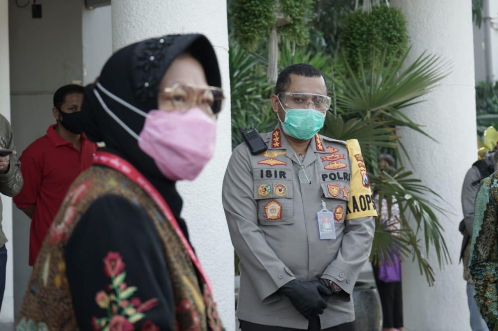 HARMONIS: Kapolrestabes Surabaya Kombes Pol Johnny Edizon Isir saat bersilaturahmi dengan Wali Kota Surabaya Tri Rismaharini di Pemkot Surabaya, jumat (5/6).
