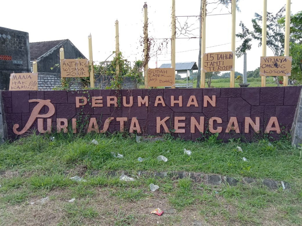 Warga memasang poster bernada protes ditujukan PT Asta Bangun Graha selaku pengembang Perumahan Puri Asta Kencana, Gresik (FOTO HMP/HERI)