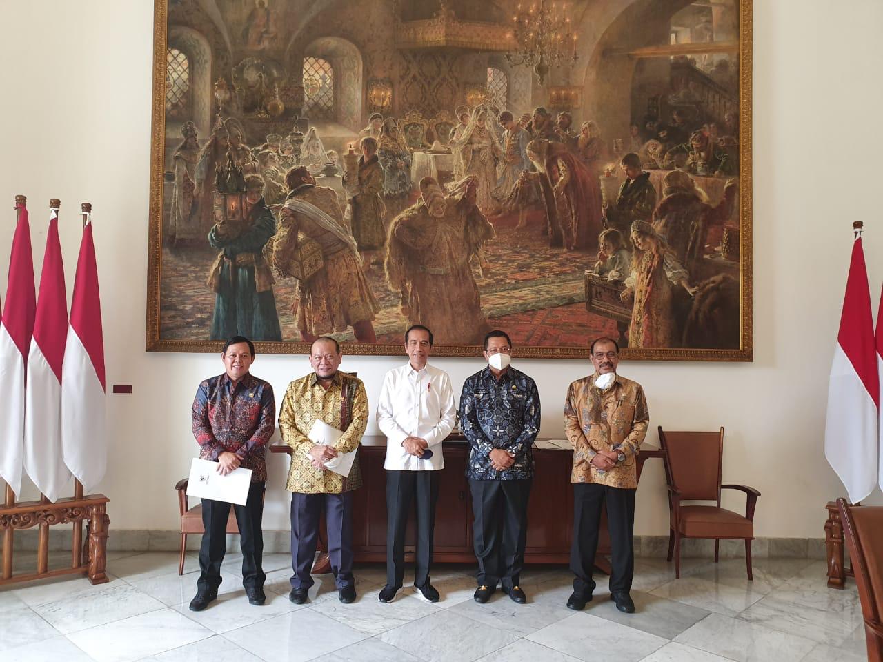 Presiden RI Joko Widodo, Pimpinan DPD RI, Ketua AA LaNyalla Mahmud Mattalitti, Wakil Ketua I Nono Sampono, Wakil Ketua II Mahyudin dan Wakil Ketua III Sultan Baktiar Najamudin