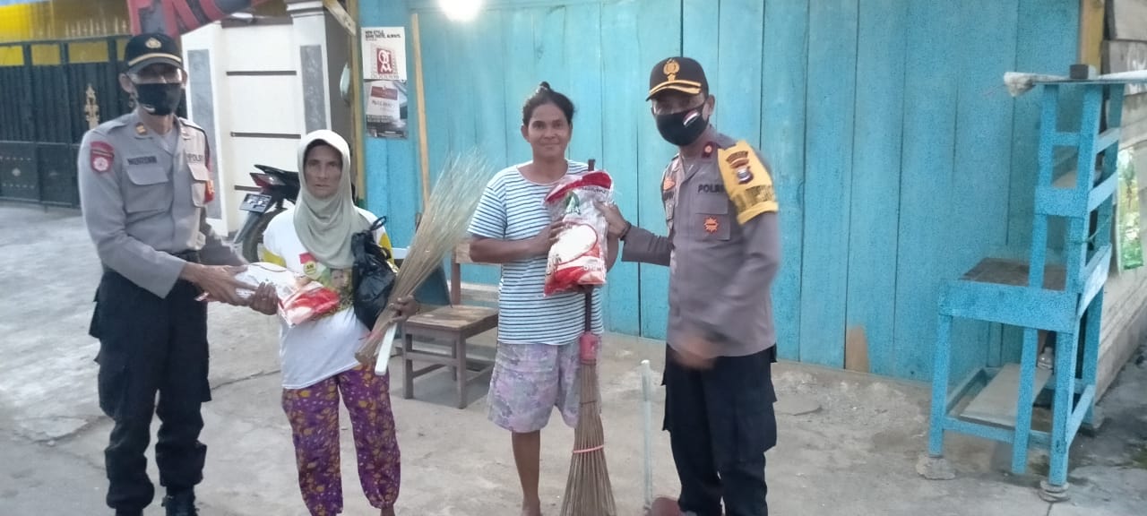 Menyambut Hari Bhayangkara, anggota Polres Kepsu bagi-bagi sembako. HMP/CHO