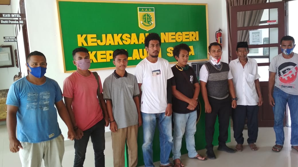 Sejulah Warga dan Ketua BPD  Didampingi Kuasa Hukum Laporkan Dugaan Penyelewengan DD ke Kejari Kepsul. HMP/CHO

 