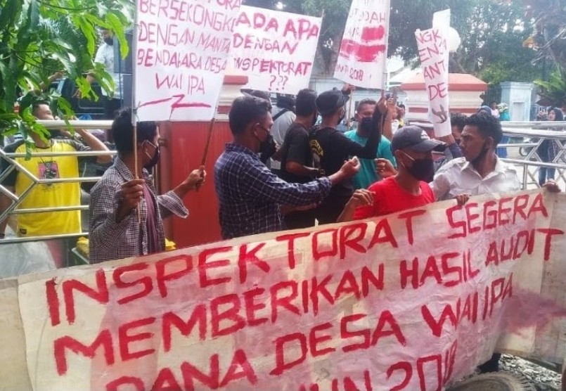 Sejumlah Masyarakat dan Pemuda Wai Ipa, Kecamatan Sanana, Kabupaten Kepulauan Sula (Kepsul),  menggelar aksi unjuk rasa di depan Kantor Inspektorat Desa Waihama, Kecamatan Sanana, Kamis (25/6). 