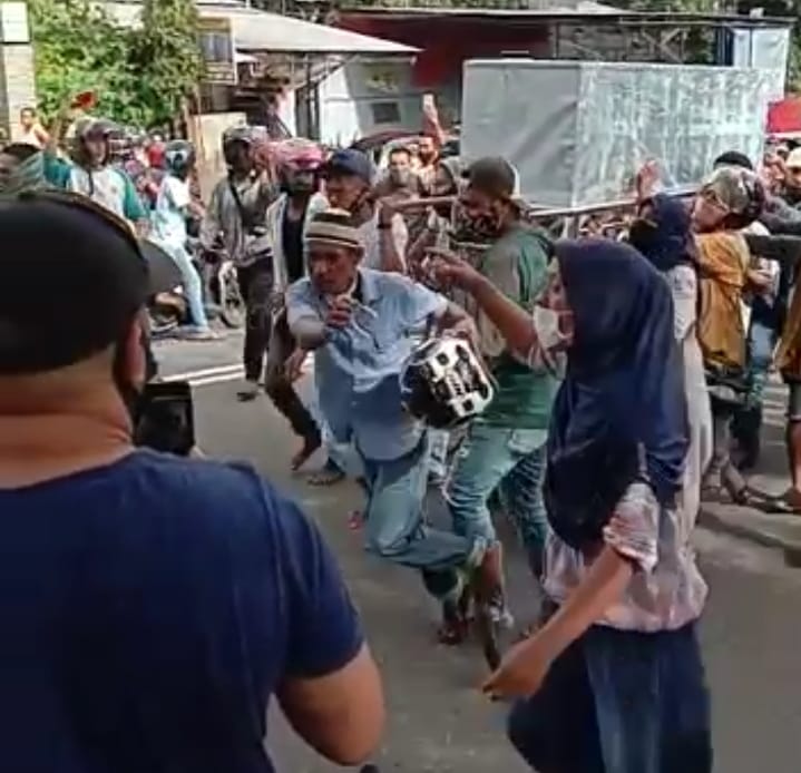 tangkapan layar video yang menampilkan sejumlah warga Ambon mengambil paksa peti jenazah pasien positif corona dari ambulans.