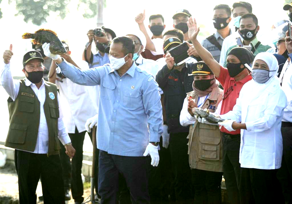 Gubernur Jawa Timur Khofifah Indar Parawansa di Kampung Kerapu Desa Labuhan, Kecamatan Brondong Kabupaten Lamongan, saat mendampingi kunjungan kerja Menteri Kelautan dan Perikanan Edhy Prabowo, Rabu (8/7) sore.