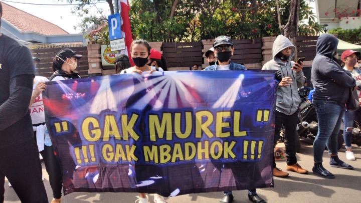 Spanduk 'Gak Murel gak Mbadok' mewarnai aksi demo pekerja seni. IST
