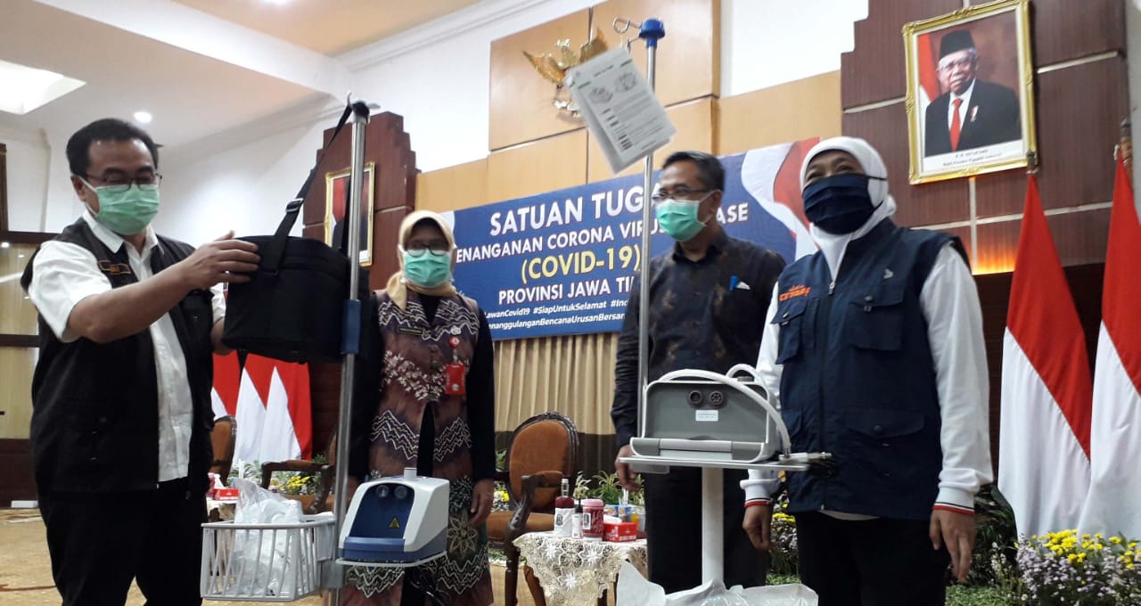 Yayasan BUMN Serahkan Bantuan Alkes ke  Satgas Covid-19 Pemprov Jatim